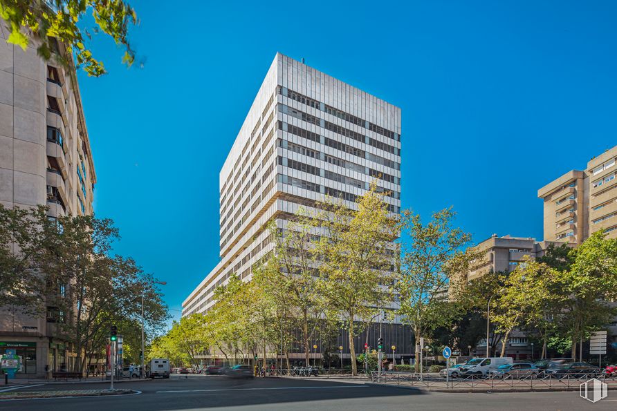 Oficina en alquiler en Edificio Eurobuilding II, Calle Orense, 69, Tetuán, Madrid, 28020 con edificio, cielo, día, propiedad, luz, ventana, hoja, árbol, alumbrado y rascacielos alrededor