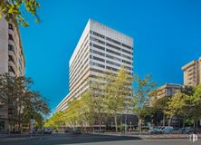 Office for rent at Edificio Eurobuilding II, Calle Orense, 69, Tetuán, Madrid, 28020 with building, sky, daytime, property, light, window, leaf, tree, lighting and skyscraper around