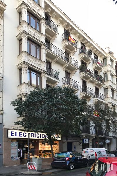 Retail for sale at Calle Antonio Acuña, Salamanca, Madrid, 28009 with car, window, building, wheel, tire, vehicle, tower block, urban design, sky and neighbourhood around