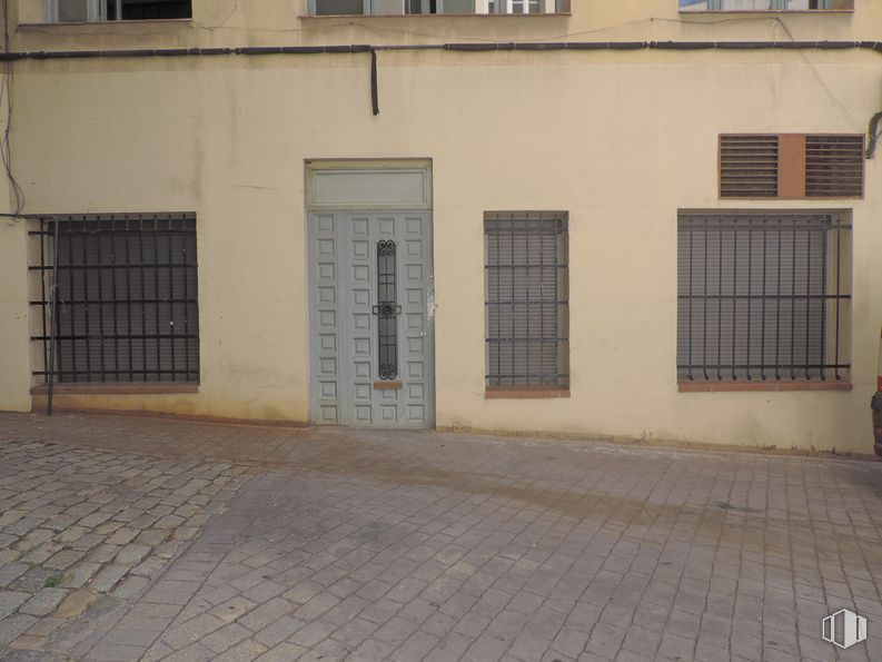 Oficina en alquiler en Calle Viriato, Chamberí, Madrid, 28010 con ventana, puerta, edificio, superficie de la carretera, madera, ladrillo, suelos, accesorio, beige y zona residencial alrededor