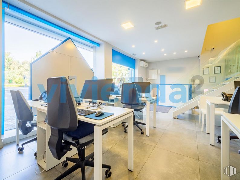 Local en alquiler y venta en Avenida Menéndez Pelayo, Retiro, Madrid, 28007 con escritorio, silla, ventana, mueble, mesa, silla de oficina, edificio, escritorio del ordenador, interiorismo y suelo alrededor