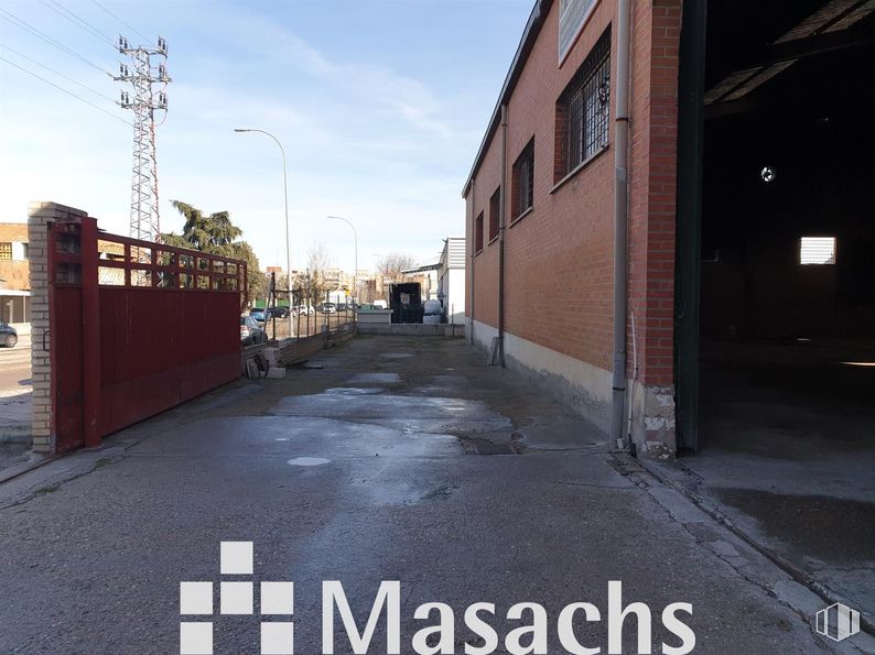 Nave en venta en Zona industrial, Móstoles, Madrid, 28938 con cielo, superficie de la carretera, edificio, nube, luz de la calle, asfalto, ventana, arquitectura, barrio y pared alrededor