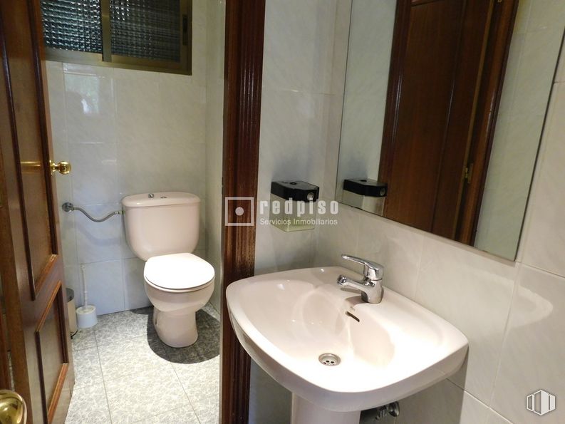 Local en venta en Zona Perales del Río, Getafe, Madrid, 28909 con inodoro, fregadero, grifo, espejo, marrón, accesorios de fontanería, lavabo, propiedad, planta y cuarto de baño alrededor