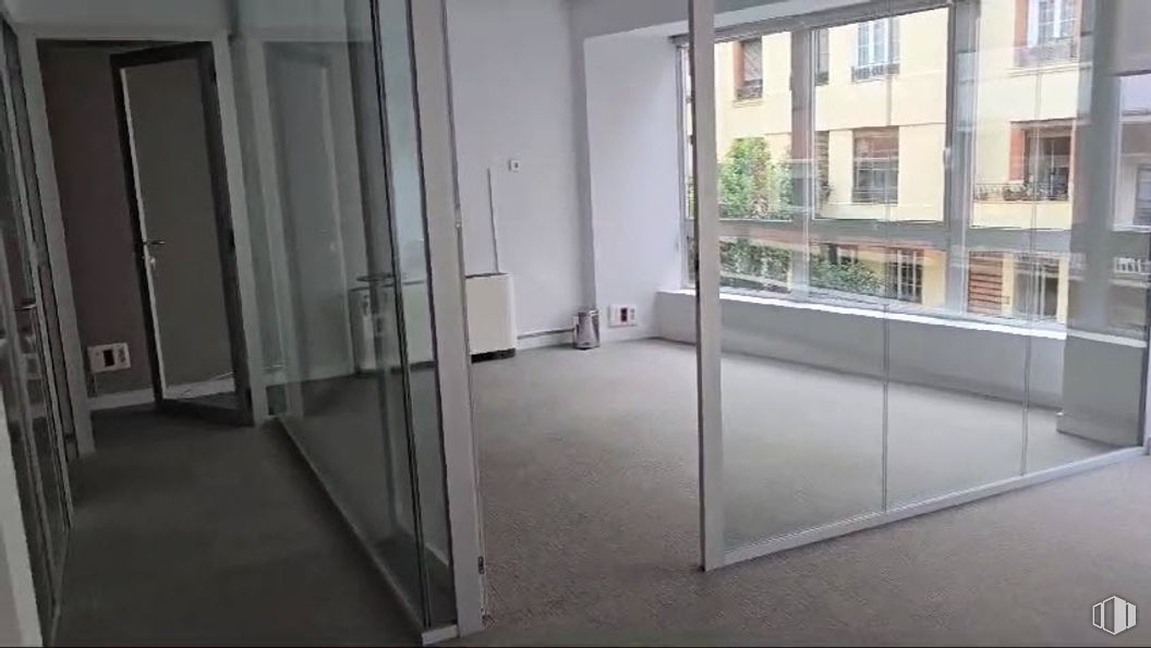 Office for rent at Calle Menorca, Retiro, Madrid, 28009 with window, door, fixture, building, automotive exterior, glass, flooring, composite material, ceiling and metal around