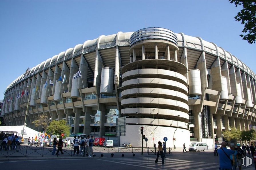 Local en alquiler en Calle Orense, Tetuán, Madrid, 28020 con persona, edificio, cielo, diseño urbano, fachada, ciudad, edificio comercial, área metropolitana, estadio y recinto deportivo alrededor