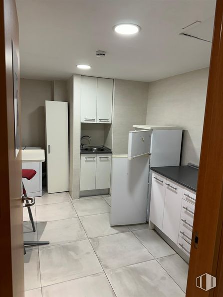 Oficina en alquiler en Calle Zurbano, Chamberí, Madrid, 28010 con refrigerador, ebanistería, lámpara, aparato de cocina, alacena, propiedad, edificio, accesorio, suelos y suelo alrededor