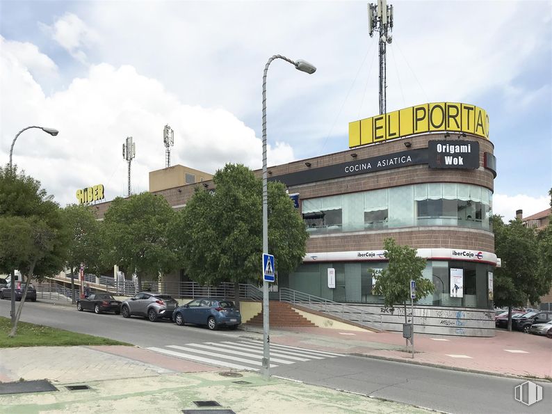 Retail for rent at Centro El Portachuelo, Colmenar Viejo, Madrid, 28770 with car, urban design, metropolitan area, commercial building, mixed-use, engineering, street light, headquarters, advertising and sign around