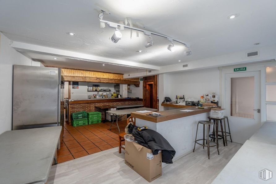 Local en venta en Zona Pueblo, Pozuelo de Alarcón, Madrid, 28223 con taburete, caja de envío, caja, suelos, mueble, interiorismo, madera, suelo, techo y encimera alrededor