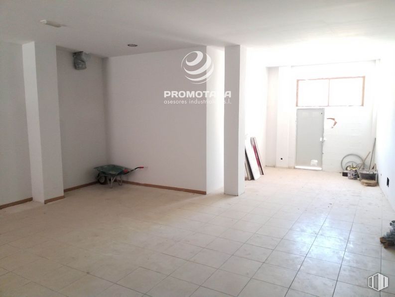 Local en venta en Zona centro, Loeches, Madrid, 28890 con mueble, edificio, puerta, madera, accesorio, suelo, suelos, madera dura, hall y techo alrededor