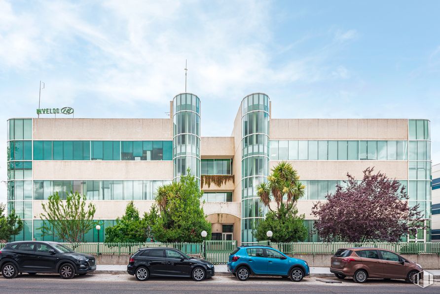 Oficina en alquiler en Edificio Oficant, Ronda Poniente, 15, Tres Cantos, Madrid, 28760 con coche, edificio, luz de estacionamiento automotriz, neumático, cielo, rueda, vehículo terrestre, vehículo, nube y planta alrededor