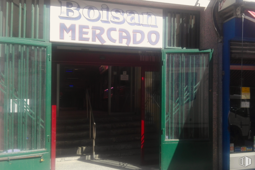 Retail for rent at Zona Aluche, La Latina, Madrid, 28047 with fixture, door, facade, gas, wood, glass, transparency, composite material, metal and machine around