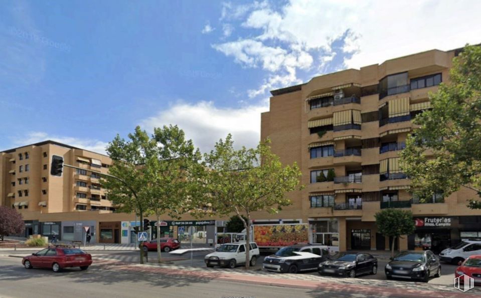 Retail for rent at Zona Buenavista, Cuenca, 16002 with car, building, window, cloud, wheel, sky, vehicle, tree, urban design and condominium around