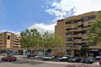 Retail for rent at Zona Buenavista, Cuenca, 16002 with car, building, window, cloud, wheel, sky, vehicle, tree, urban design and condominium around