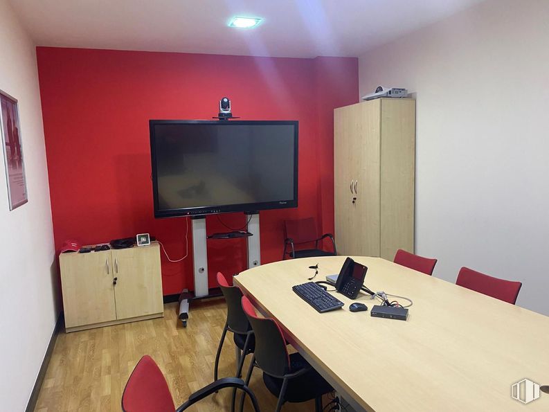 Industrial for sale at Parque Empresarial San Fernando de Henares, San Fernando de Henares, Madrid, 28830 with television, chair, cabinetry, furniture, cupboard, home appliance, electronic device, table, desk and flooring around