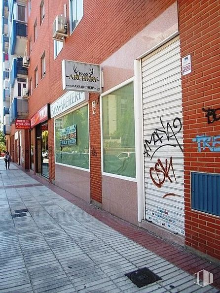 Retail for sale at Zona La Avanzada, Fuenlabrada, Madrid, 28945 with window, infrastructure, building, brick, brickwork, fixture, road surface, asphalt, wall and facade around