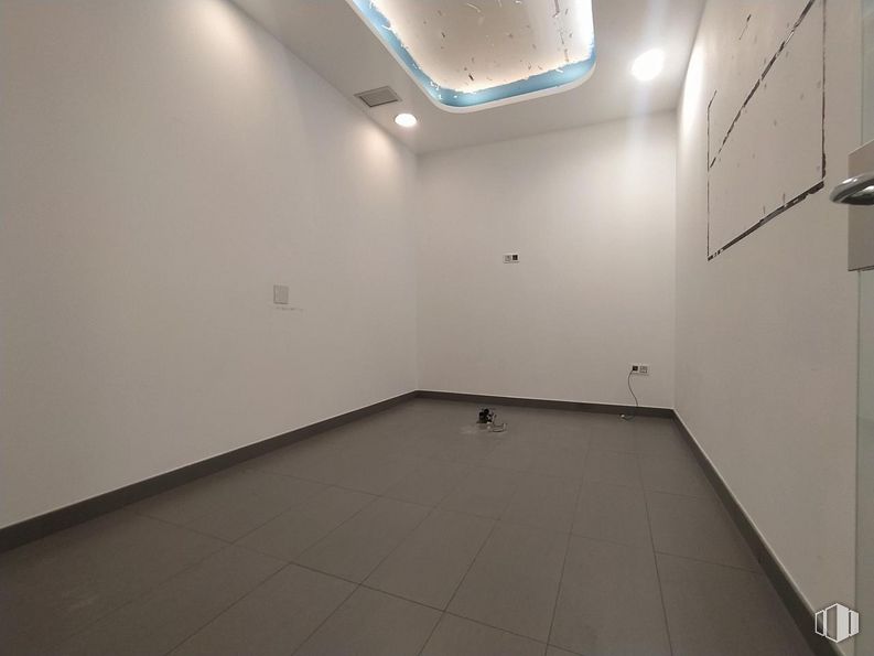 Retail for rent at Avenida Portugal, Ávila, 05001 with lighting, fixture, flooring, floor, wood, art, symmetry, space, composite material and ceiling around