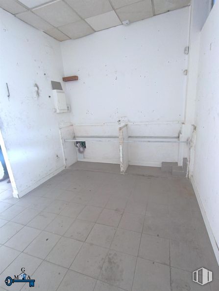 Retail for rent at Calle Miguel de Unamuno, 3, Fuenlabrada, Madrid, 28944 with flooring, floor, tile flooring, tile, plaster and basement around