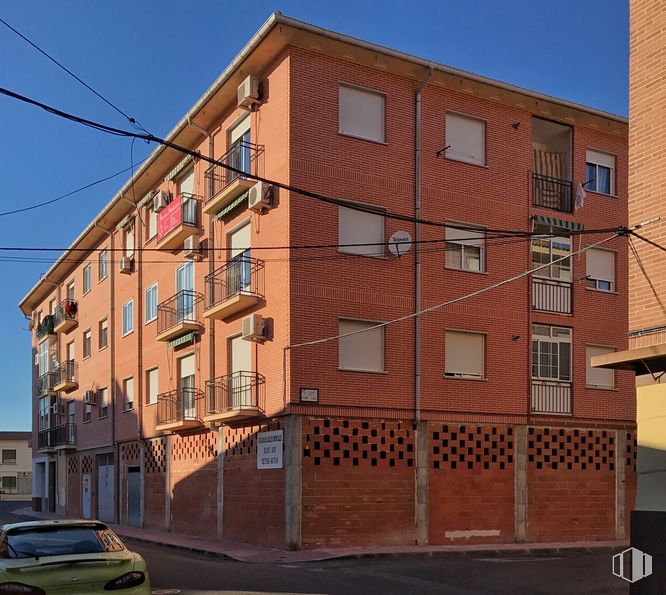 Retail for sale & for rent at Calle León, 5, Torrijos, Toledo, 45500 with car, building, sky, property, window, urban design, condominium, residential area, brick and wood around