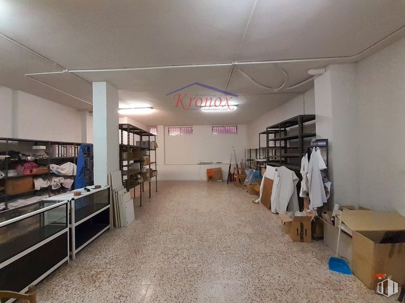 Retail for sale & for rent at Calle Esperanza García, Villa de Vallecas, Madrid, 28031 with shipping box, lighting, cabinetry, clothing, shelf, bookcase, shelving, interior design, publication and building around