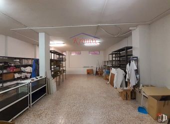 Retail for sale & for rent at Calle Esperanza García, Villa de Vallecas, Madrid, 28031 with shipping box, lighting, cabinetry, clothing, shelf, bookcase, shelving, interior design, publication and building around