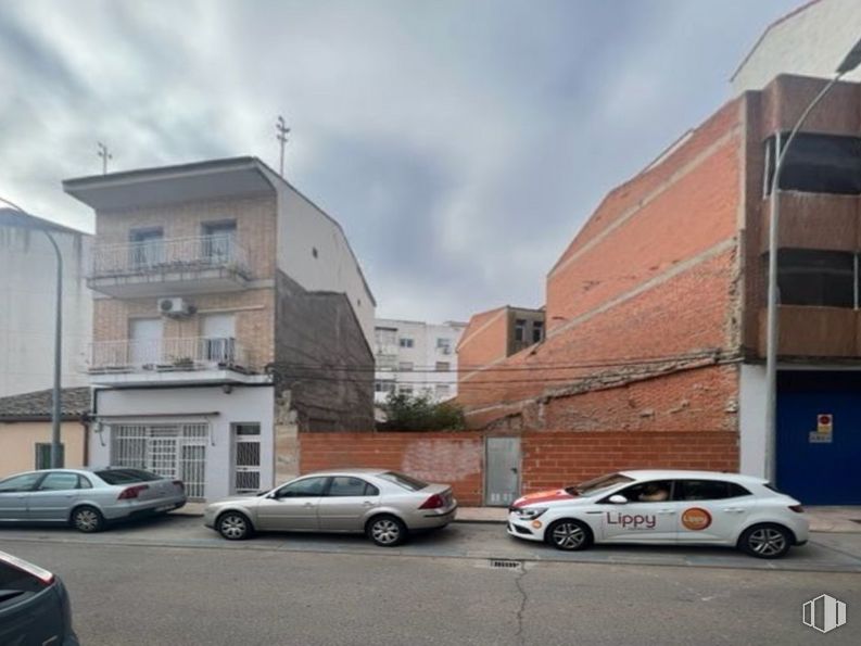 Land for sale at Calle Caño Nuevo, Torrijos, Toledo, 45500 with car, window, house, wheel, automotive parking light, tire, land vehicle, cloud, building and vehicle around