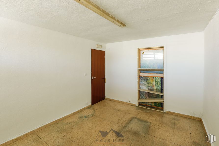 Nave en venta en Polígono La Yegua, Torrejón de Ardoz, Madrid, 28850 con puerta, ventana, accesorio, edificio, madera, pasillo, pintura, pavimento, piso y tinte para madera alrededor