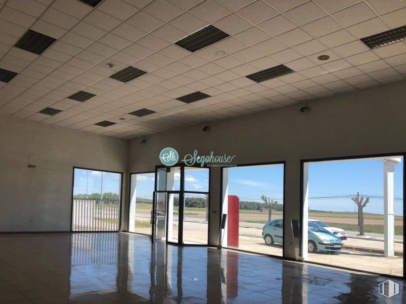 Nave en venta en Polígono industrial Cantalejo, Cantalejo, Segovia, 40320 con coche, puerta, propiedad, edificio, cielo, vehículo, diseño de interiores, sombra, rueda y neumático alrededor