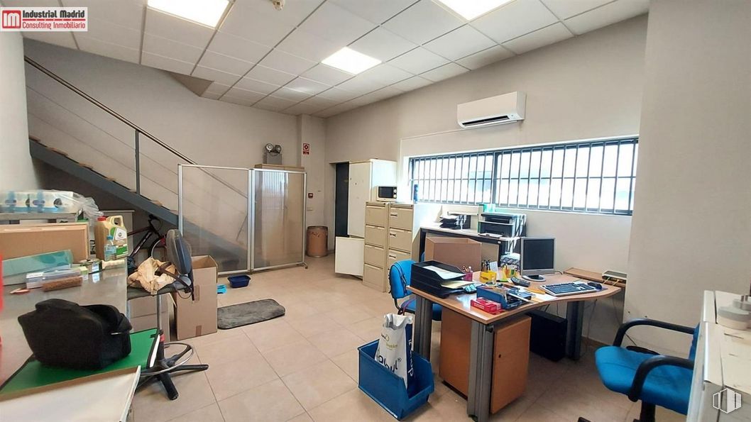 Industrial for rent at Polígono Industrial Las Monjas, Arganda del Rey, Madrid, 28500 with desk, chair, table, furniture, building, interior design, office chair, flooring, service and houseplant around