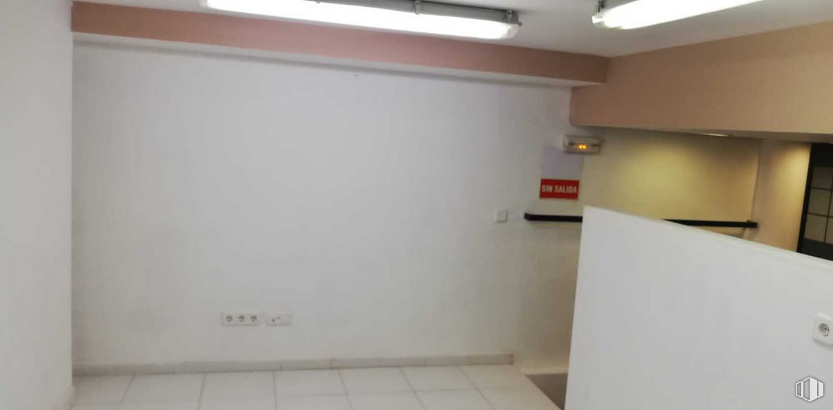 Local en venta en Centro Comercial Canguro, Calle Real, 57, Collado Villalba, Madrid, 28400 con accesorio, suelo, piso, pared, rectángulo, edificio, material compuesto, techo, evento y yeso alrededor