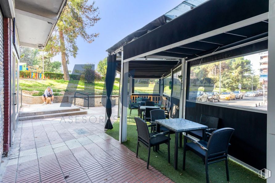 Local en venta en Calle Porto Lagos, Alcorcón, Madrid, 28924 con silla, mesa, persona, planta, cielo, edificio, sombra, árbol, interiorismo y casa alrededor