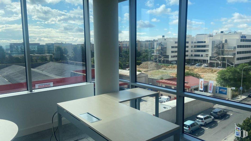 Oficina en alquiler en Kudos Innovation Campus Las Mercedes, Calle Campezo, 1, San Blas - Canillejas, Madrid, 28022 con edificio, nube, mesa, mueble, cielo, ventana, silla, accesorio, sombra y interiorismo alrededor