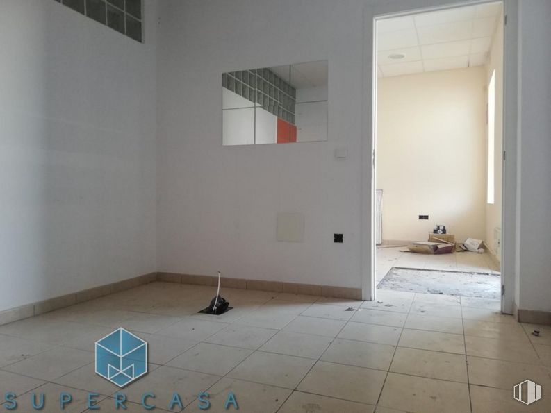 Local en venta en Avenida Madrid, La Puebla de Montalbán, Toledo, 45516 con edificio, madera, diseño de interiores, pasillo, accesorio, pavimento, piso, pared, casa y propiedad material alrededor