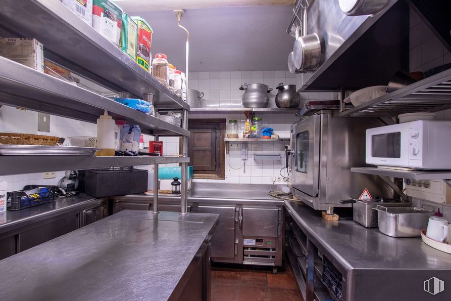 Local en venta en Zona centro, Patones, Madrid, 28189 con horno microondas, encimera, ebanistería, cocina, diseño de interiores, piso, aparato de cocina, pavimento, estufa de cocina y edificio alrededor