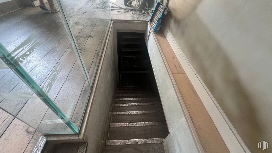 Retail for sale at Calle Cea Bermúdez, 10, Chamberí, Madrid, 28003 with stairs, fixture, wood, composite material, parallel, flooring, symmetry, handrail, metal and concrete around