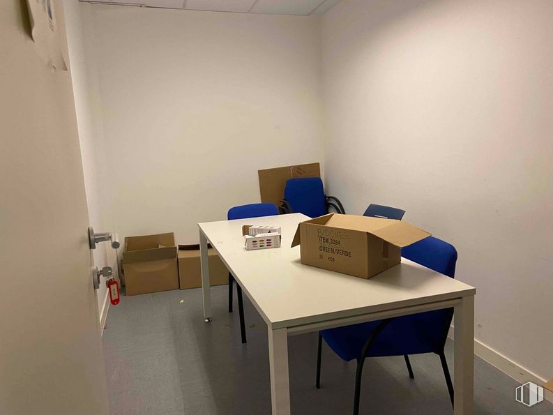 Industrial for sale at Zona empresarial Las Rozas, Las Rozas de Madrid, Madrid, 28230 with chair, desk, shipping box, table, furniture, building, interior design, wood, flooring and space around