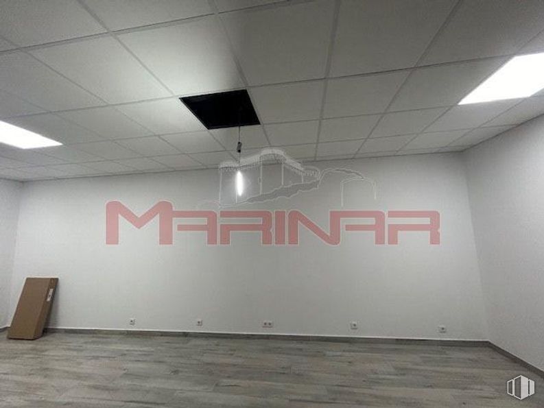 Retail for rent at Centro, Seseña, Toledo, 45223 with lighting, building, interior design, grey, material property, wood, flooring, shade, fixture and ceiling around