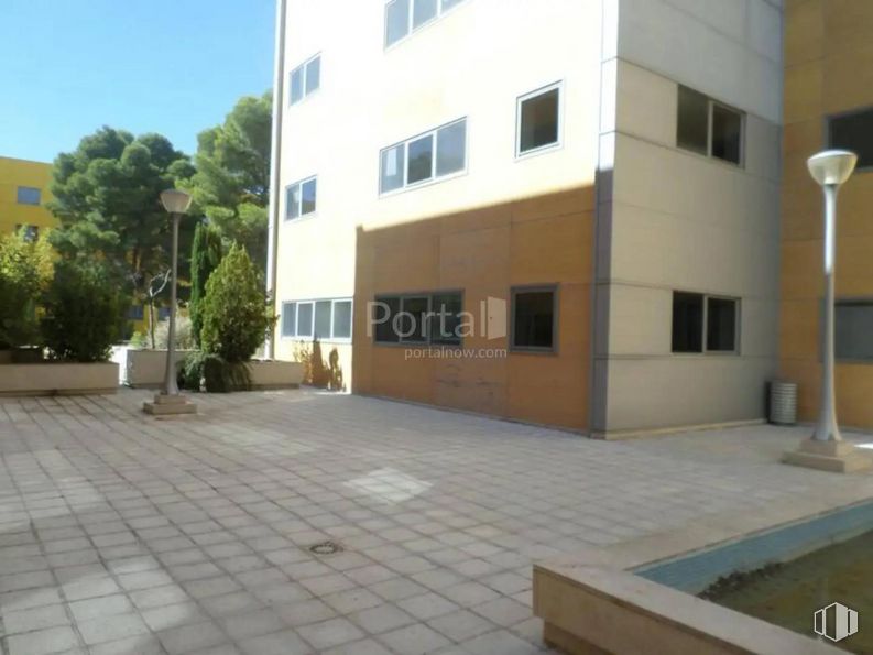 Local en venta en Calle Francisco Aritio, Guadalajara, 19004 con edificio, ventana, planta, árbol, diseño urbano, accesorio, condominio, zona residencial, superficie de la carretera y cielo alrededor