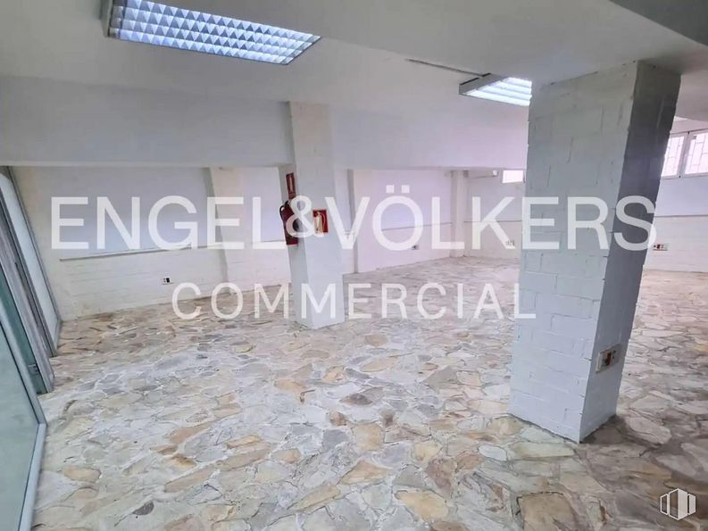 Retail for sale & for rent at Calle Ramón Fort, Ciudad Lineal, Madrid, 28033 with building, wood, interior design, grey, flooring, floor, font, ceiling, glass and space around