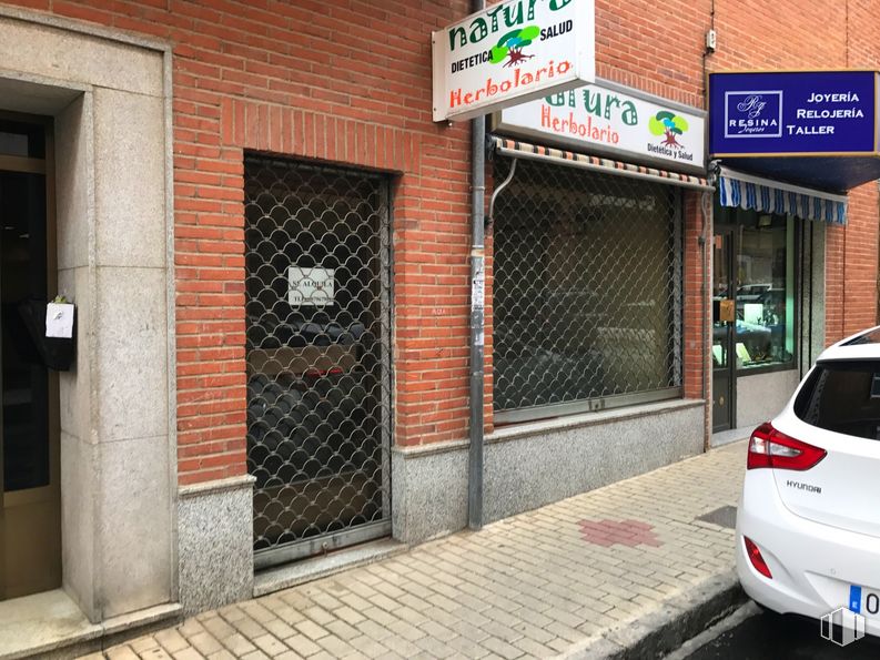 Local en alquiler en Calle Virgen de las Angustias, 37, Ávila, 05005 con coche, puerta, placa de matrícula del vehículo, luz trasera y de freno automotriz, vehículo, ventana, accesorio, iluminación automotriz, diseño automotriz y vehículo motorizado alrededor