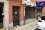 Retail for rent at Calle Virgen de las Angustias, 37, Ávila, 05005 with car, door, vehicle registration plate, automotive tail & brake light, vehicle, window, fixture, automotive lighting, automotive design and motor vehicle around