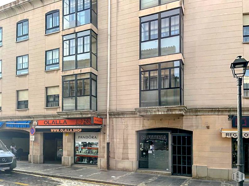 Retail for sale at Calle Duque de Alba, Ávila, 05001 with building, window, street light, vehicle, condominium, urban design, neighbourhood, residential area, car and material property around