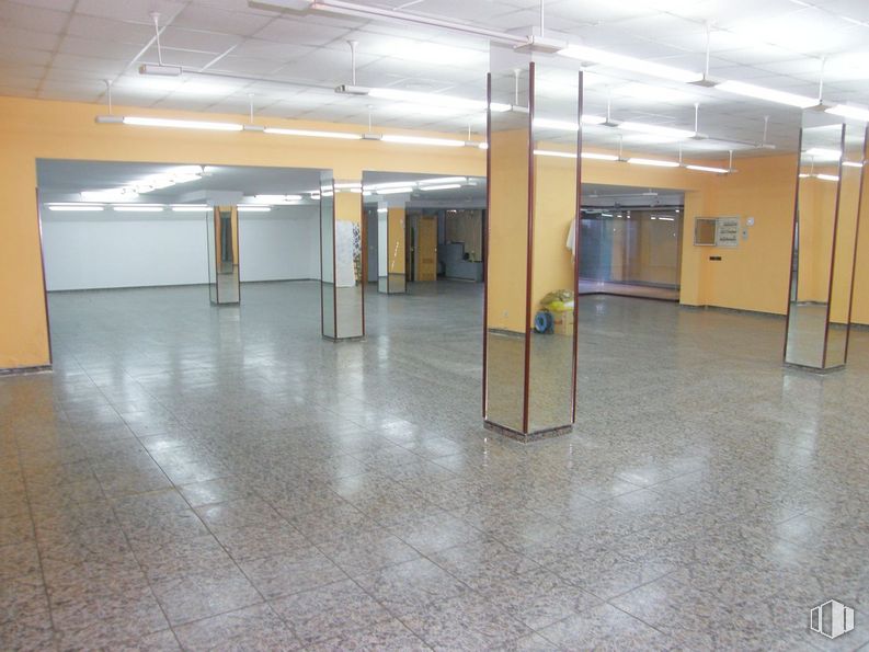 Local en venta en Calle Real, Colmenar Viejo, Madrid, 28770 con accesorio, pavimento, piso, propiedad material, puerta, vidrio, techo, material compuesto, pisos de baldosas y aparcamiento alrededor