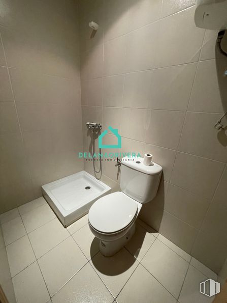 Local en alquiler en Calle Comercio, Galapagar, Madrid, 28260 con inodoro, lavabo de baño, grifo, accesorio de fontanería, fregadero, baño, morado, diseño de interiores, asiento de inodoro y casa alrededor