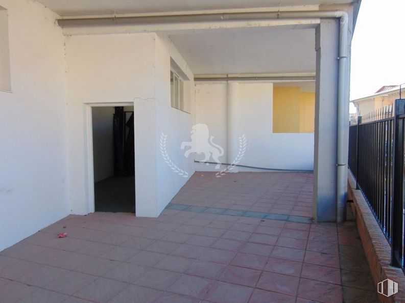 Retail for rent at Calle Río Duero, 1, Ávila, 05004 with window, building, wood, flooring, interior design, floor, door, shade, porch and hall around