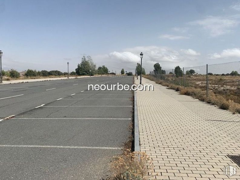 Land for sale at Calle Albacete, Ávila, 05004 with bridge, sky, cloud, asphalt, road surface, land lot, plant, tree, sidewalk and thoroughfare around