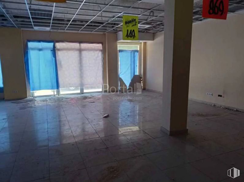 Retail for sale at Avenida Rey Juan Carlos I, Tarancón, Cuenca, 16400 with building, floor, tile flooring, flooring, hall, shade, house, ceiling, concrete and event around