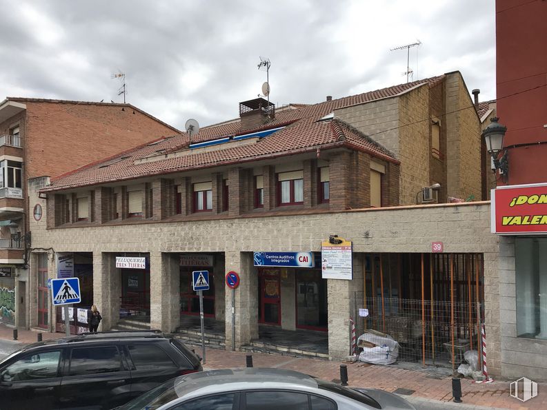 Local en alquiler y venta en Calle Real, 39, Colmenar Viejo, Madrid, 28770 con coche, edificio, cielo, vehículo terrestre, nube, ventana, vehículo, exterior automotriz, casa y carretera alrededor