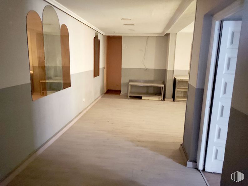 Local en venta en Avenida Juan Carlos I, Collado Villalba, Madrid, 28400 con mesa, edificio, madera, accesorio, hall, suelos, interiorismo, suelo, casa y madera dura alrededor