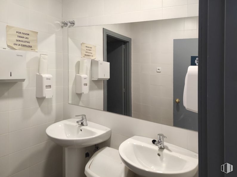 Nave en alquiler en Calle Manuel Tovar, Fuencarral - El Pardo, Madrid, 28034 con fregadero, espejo, grifo, propiedad, lavabo de baño, fotografía, accesorio de fontanería, blanco, luz y baño alrededor