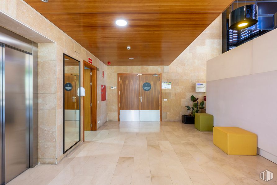 Oficina en alquiler en Edificio Spirit, Avenida Victoria, 32, Moncloa - Aravaca, Madrid, 28023 con mueble, alumbrado, propiedad, puerta, diseño de interiores, piso, pasillo, suelo, planta de interior y techo alrededor